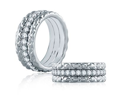 Quilts® eternity ring with diamonds in the center